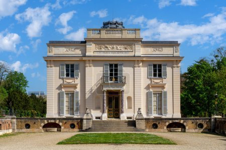 Castillo Bagatelle en el parque Bagatelle en primavera. Este pequeño castillo fue construido en 1777 en estilo neoclásico. Situado en Boulogne-Billancourt cerca de París, Francia