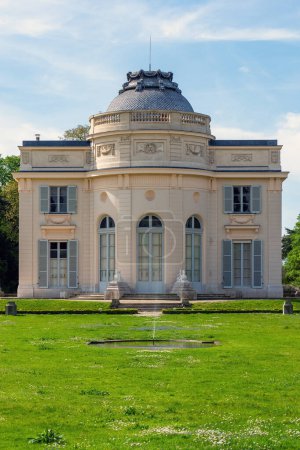Bagatelle Schloss im Bagatelle Park im Frühling. Diese kleine Burg wurde 1777 im neoklassizistischen Stil erbaut. Standort Boulogne-Billancourt bei Paris, Frankreich