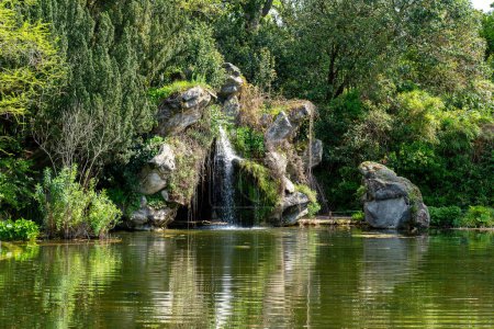 Estanque y cascada en el parque Bagatelle en primavera. El parque está situado en Boulogne-Billancourt, cerca de París, Francia
