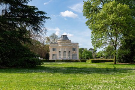 Bagatelle Schloss im Bagatelle Park im Frühling. Diese kleine Burg wurde 1777 im neoklassizistischen Stil erbaut. Standort Boulogne-Billancourt bei Paris, Frankreich