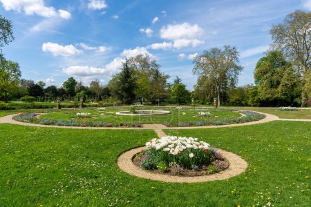 Foto de Jardín de rosas en el parque Bagatelle en primavera. Se encuentra en Boulogne-Billancourt, cerca de París, Francia - Imagen libre de derechos