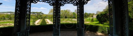 Blick auf den Rosengarten im Bagatelle-Park im Frühling. Schuss aus dem Inneren des Kaiserkiosks. Es befindet sich in Boulogne-Billancourt bei Paris, Frankreich