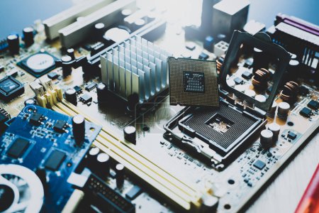 Enfoque selectivo chip informático en el zócalo. Chipset en la placa de circuito electrónico de la placa base de la PC en taller de reparación. Chip de CPU. Componentes electrónicos. Equipo informático. Actualizar chip procesador de computadora.