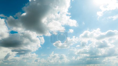 Téléchargez les photos : Beautiful blue sky and white clouds abstract background. Cloudscape background. Blue sky and fluffy white clouds on sunny day. Beautiful blue sky. World Ozone Day. Ozone layer. Summer sky. - en image libre de droit