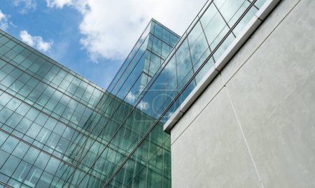 Téléchargez les photos : Bâtiment de bureaux moderne en verre durable. Vue extérieure de l'architecture des bâtiments en verre du siège social de l'entreprise. Bâtiment économe en énergie. Tour du centre d'affaires financier. Vitres de l'entreprise. - en image libre de droit
