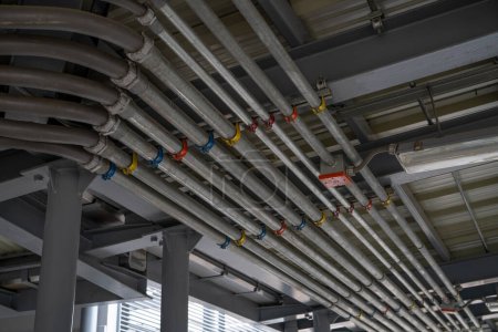 Système de conduits électriques et tube de câble électrique installé sur le plafond du bâtiment. Infrastructures industrielles. Installation et gestion efficaces du câblage électrique. Système de câblage et de conduits.