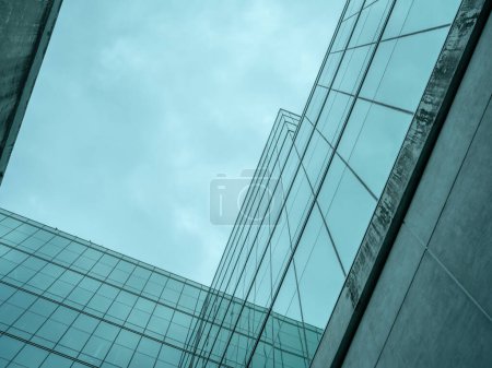 Téléchargez les photos : Immeuble de bureaux moderne en verre vert durable. Vue extérieure de l'architecture des bâtiments en verre du siège social de l'entreprise. Bâtiment économe en énergie. Centre d'affaires financier. Vitres de l'entreprise. - en image libre de droit