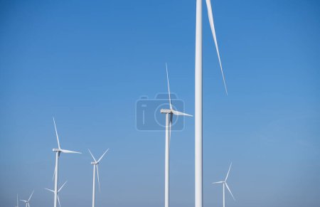 Windenergie. Windkraft. Nachhaltige, erneuerbare Energien. Windräder erzeugen Strom. Windpark. Nachhaltige Ressourcen. Nachhaltige Entwicklung. Grüne Technologie für Nachhaltigkeit im Energiebereich.