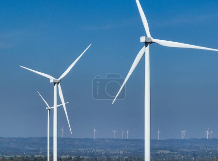 Windenergie. Windkraft. Nachhaltige, erneuerbare Energien. Windräder erzeugen Strom. Windpark. Nachhaltige Ressourcen. Nachhaltige Entwicklung. Grüne Technologie für Nachhaltigkeit im Energiebereich.