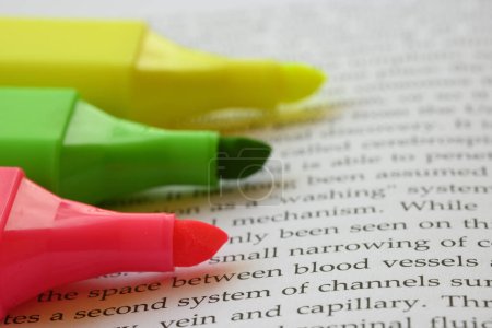 Foto de Resaltadores rosa, amarillo y verde para una técnica de resaltado eficiente para estudiar. - Imagen libre de derechos