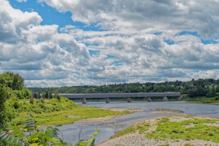Foto de La parte inferior del puente cubierto más largo del mundo, Hartland New Brunswick, Canadá. - Imagen libre de derechos