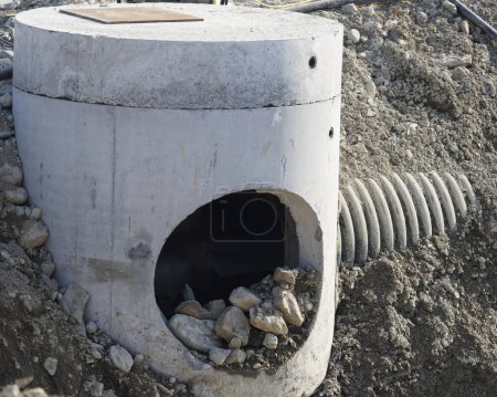 Téléchargez les photos : L'installation d'un égout sanitaire moderne trou d'homme avec tuyauterie. - en image libre de droit