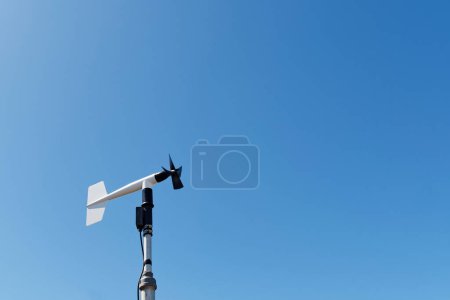 Ein Messgerät zur Messung der Windgeschwindigkeit.