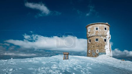 Alter Turm auf dem Gipfel des Berges, genannt "Totov Vrv" auf 2747 m Höhe. Höchster Gipfel Mazedoniens.