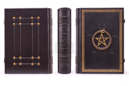 Schwarzes Lederbuch mit dem Ouroboros-Symbol auf der Titelseite