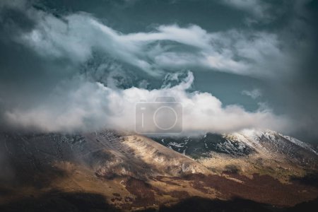 Téléchargez les photos : Nuages au-dessus des montagnes couverts de neige - en image libre de droit