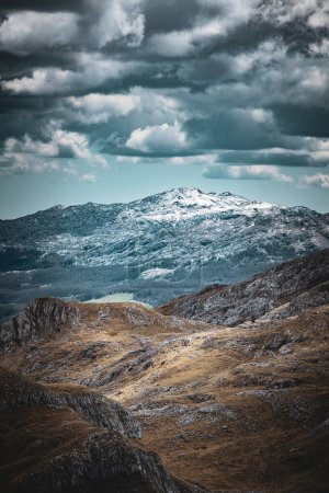 Téléchargez les photos : Nuages au-dessus des montagnes couverts de neige - en image libre de droit