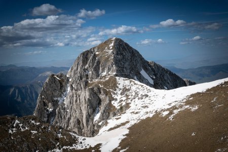 Der schneebedeckte höchste Gipfel von Bosnien und Herzegowina - Maglic.