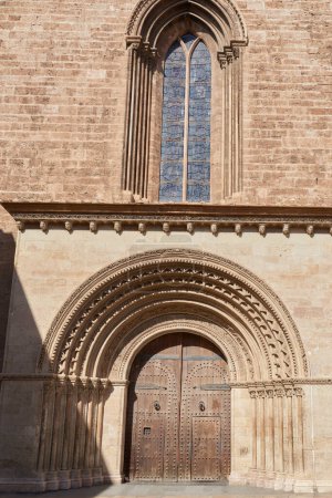 Außenfassade der Kathedrale und Fenster im zweiten Stock Valencia, Spanien Tour Oktober 2023.