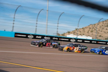 Téléchargez les photos : Jeb Burton en course pour la position pour le championnat NASCAR Xfinity Series à Avondale, AZ, USA. - en image libre de droit