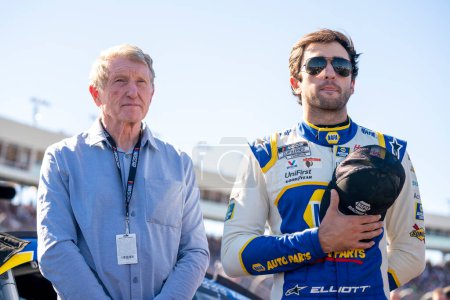 Foto de Chase Elliott y su padre, Bill Elliot, se preparan para el NASCAR Cup Series Championship en Avondale, AZ, EE.UU.. - Imagen libre de derechos