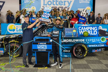 Téléchargez les photos : Ross Chastain remporte la North Carolina Education Lottery 200 au Charlotte Motor Speedway à Concord, Caroline du Nord. - en image libre de droit