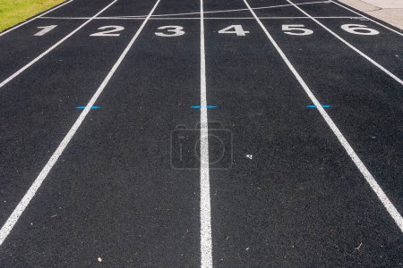 Foto de Pista de carreras con número en el estadio. Posición de inicio en pista de atleta. - Imagen libre de derechos