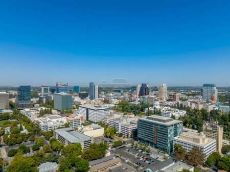 Téléchargez les photos : Aerial view of downtown Sacramento, California showing the skyscrapers and the California Capital Building - en image libre de droit