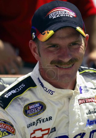 Foto de Kerry Earnhardt enjoys a few laughs with his fellow competitors before the start of the GNC Live Well 250 NASCAR Busch Grand National race at the Milwaukee Mile in West Allis, Wisconsin. - Imagen libre de derechos