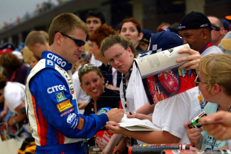 Foto de Jeff Burton takes a moment to sign autographs for his fans during a practice session for the Sirius 400 NASCAR Winston Cup race at the Michigan International Speedway in Brooklyn, MI. - Imagen libre de derechos