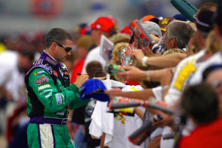 Foto de Bobby Labonte takes time out to sign autographs before qualifying for the Sirius 400 NASCAR Winston Cup race at the Michigan International Speedway in Brooklyn, Michigan.  Bobby went on to win the pole for the race. - Imagen libre de derechos