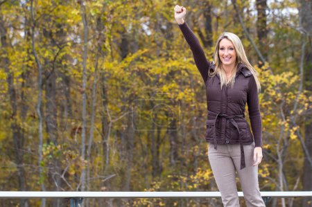 Téléchargez les photos : Beautiful blonde woman cheers on her favorite team while enjoying the fall weather outdoors - en image libre de droit