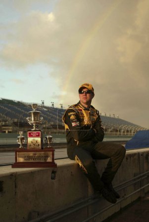 Foto de November 12, 2003 - Homestead, FL, USA: NASCAR Winston Cup Champion, MATT KENSETH (17), poses with his trophy at the Homestead Miami Speedway - Imagen libre de derechos