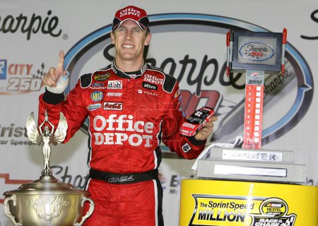 Foto de August 26, 2007 - Bristol, TN, USA: Carl Edwards scored his second win of the year clinching a spot in the 2007 Nextel Chase when he took the lead from Kasey Kahne with 166 laps to go and never looked back. - Imagen libre de derechos