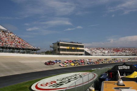 Foto de September 22, 2007 - Dover, DE, USA: The field heads through turn 1 on the final pace lap at Dover International Speedway. - Imagen libre de derechos