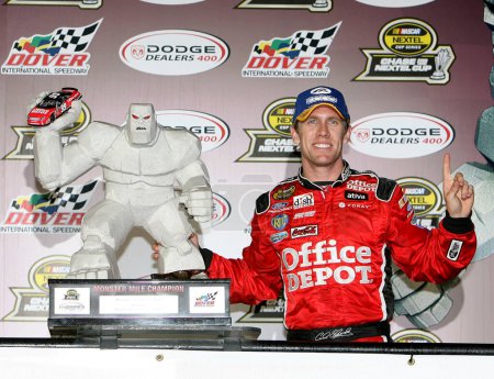 Foto de September 23, 2007 - Dover, DE, USA: Carl Edwards held off the field during the late race yellow flag fever to win the Dodge Dealers 400 at Dover International Speedway. - Imagen libre de derechos