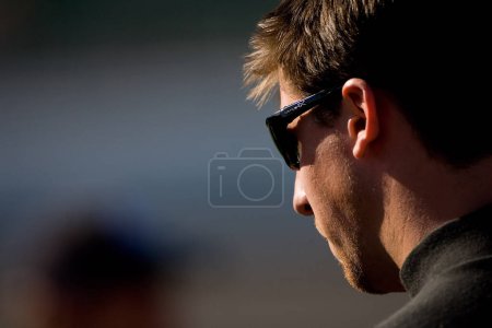 Téléchargez les photos : September 28, 2007 - Kansas City, KS, USA: Denny Hamlin waits to qualify at Kansas Speedway for the running of the NNCS Lifelock 400 in Kansas City, KS. - en image libre de droit