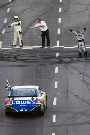 Téléchargez les photos : October 21, 2007 - Martinsville, VA, USA: Jimmie Johnson takes the checkers at Martinsville Speedway for the running of the NASCAR Nextel Cup Subway 500 in Martinsville, VA. - en image libre de droit