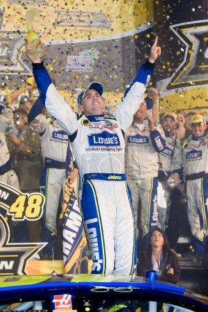 Téléchargez les photos : November 18, 2007 - Homestead, FL, USA: Jimmie Johnson clinches the NASCAR Nextel Cup Championship at Homestead-Miami Speedway after finishing seventh in the running of the NASCAR Nextel Cup Ford 400 in Homestead, FL. - en image libre de droit