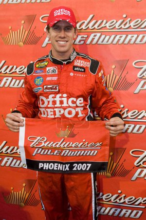Téléchargez les photos : November 09, 2007 - Avondale, AZ, USA: Carl Edwards wins the pole for the NNCS Checker Auto Parts 500 at Phoenix International Raceway in Avondale, Arizona - en image libre de droit
