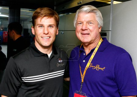 Foto de November 02, 2007 - Ft. Worth, TX, USA: Former Miami Dolphins and Dallas Cowboys coach Jimmy Johnson stopped by Jamie McMurray's #26 hauler for a quick meet and greet prior to the start of practice at Texas. - Imagen libre de derechos