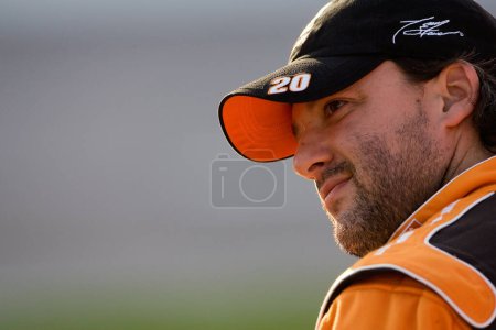 Téléchargez les photos : November 02, 2007 - Fort Worth , TX, USA: Tony Stewart waits to qualify at Texas Motor Speedway for the running of the NASCAR Nextel Cup Dickies 500 in Fort Worth, TX. - en image libre de droit