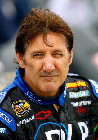 Foto de August 10, 2007 - Watkins Glen, NY, USA: Ron Fellows sits on the wall along pit road as he waits for the mist to subside at Watkins Glen. - Imagen libre de derechos