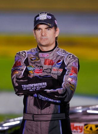 Téléchargez les photos : 15 October, 2009: Jeff Gordon watches qualifying for the NASCAR Banking 500 only from Bank of America race at the Lowe's Motor Speedway in Concord, NC. - en image libre de droit