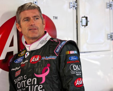 Foto de 15 October, 2009: Bobby Labonte talks to fellow drivers before going out for their only practice before qualifying for the NASCAR Banking 500 only from Bank of America race at the Lowe's Motor Speedway in Concord, NC. - Imagen libre de derechos