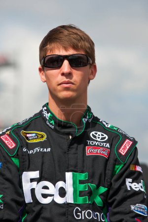 Téléchargez les photos : 27 September, 2009:  Denny Hamlin waits on pit road before the start of the AAA 400 NASCAR Sprint Cup race at the Dover International Speedway in Dover, DE. - en image libre de droit
