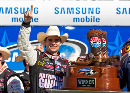 Téléchargez les photos : Apr 05, 2009 NASCAR Samsung 500 Fort Worth, TX - Jeff Gordon wins the Samsung 500 NASCAR Sprint Cup Series event at the Texas Motor Speedway in Fort Worth, TX. - en image libre de droit