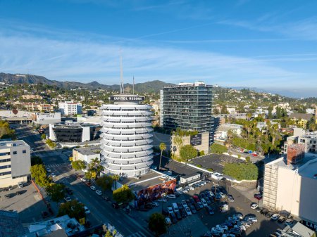 Téléchargez les photos : 04 février 2023 Los Angeles, Californie, États-Unis : Le Capitol Records Building, également connu sous le nom de Capitol Records Tower, est un bâtiment de 13 étages situé à Hollywood, Los Angeles. - en image libre de droit