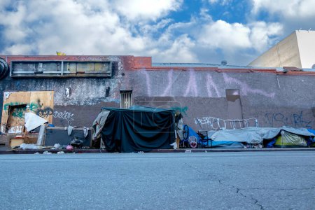 Téléchargez les photos : 04 février 2023 - Los Angeles, Californie, États-Unis : Vue des tentes pour sans-abri dans une rue de la ville de Los Angeles, Californie - en image libre de droit