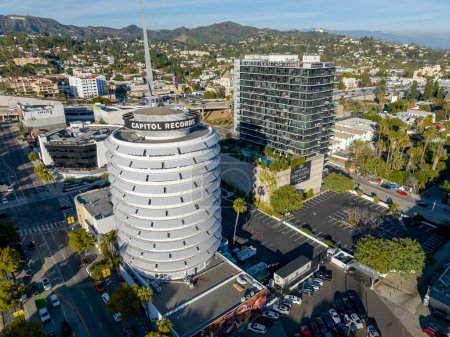 Téléchargez les photos : 04 février 2023 Los Angeles, Californie, États-Unis : Le Capitol Records Building, également connu sous le nom de Capitol Records Tower, est un bâtiment de 13 étages situé à Hollywood, Los Angeles. - en image libre de droit